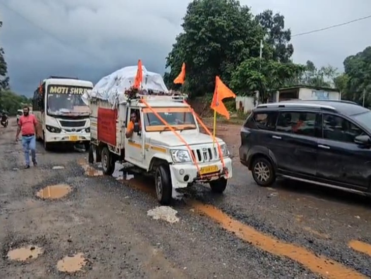 चक्काजाम के कारण वाहनों की कतार