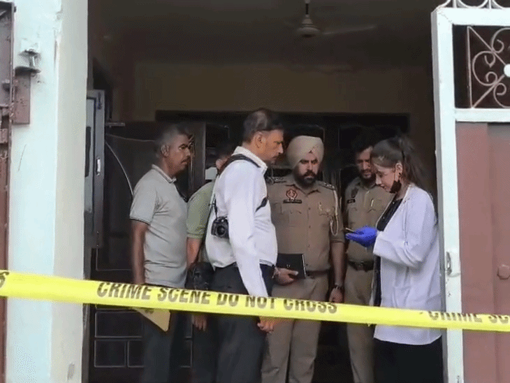 मौके पर पहुंची फॉरेंसिक टीमों ने जांच की थी।