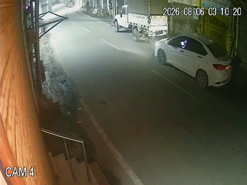 कार को गली में मोड़कर पिकअप के पीछे खड़ा कर दिया।