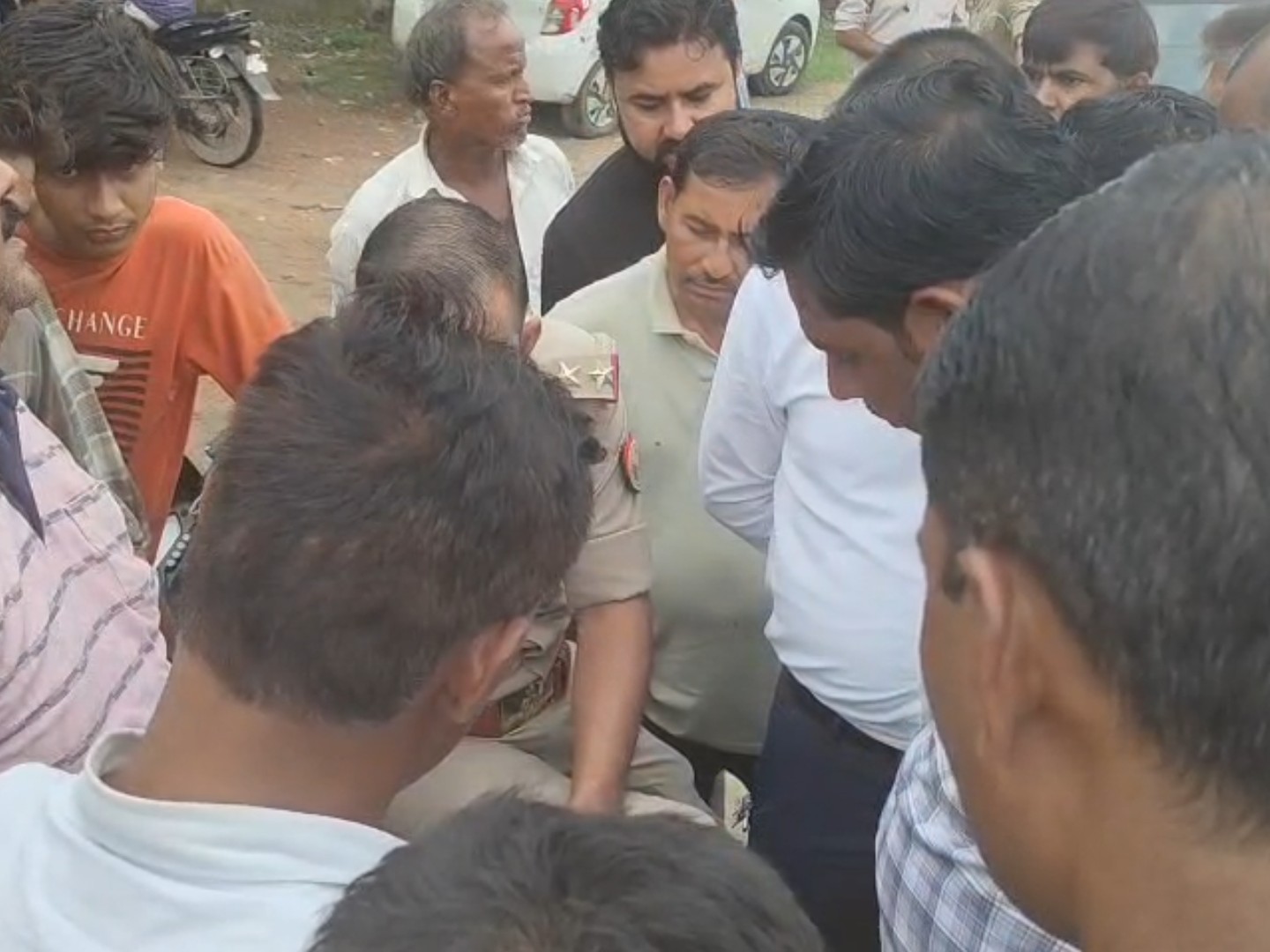 ग्रामीणों ने कट बंद किए जाने का विरोध किया।