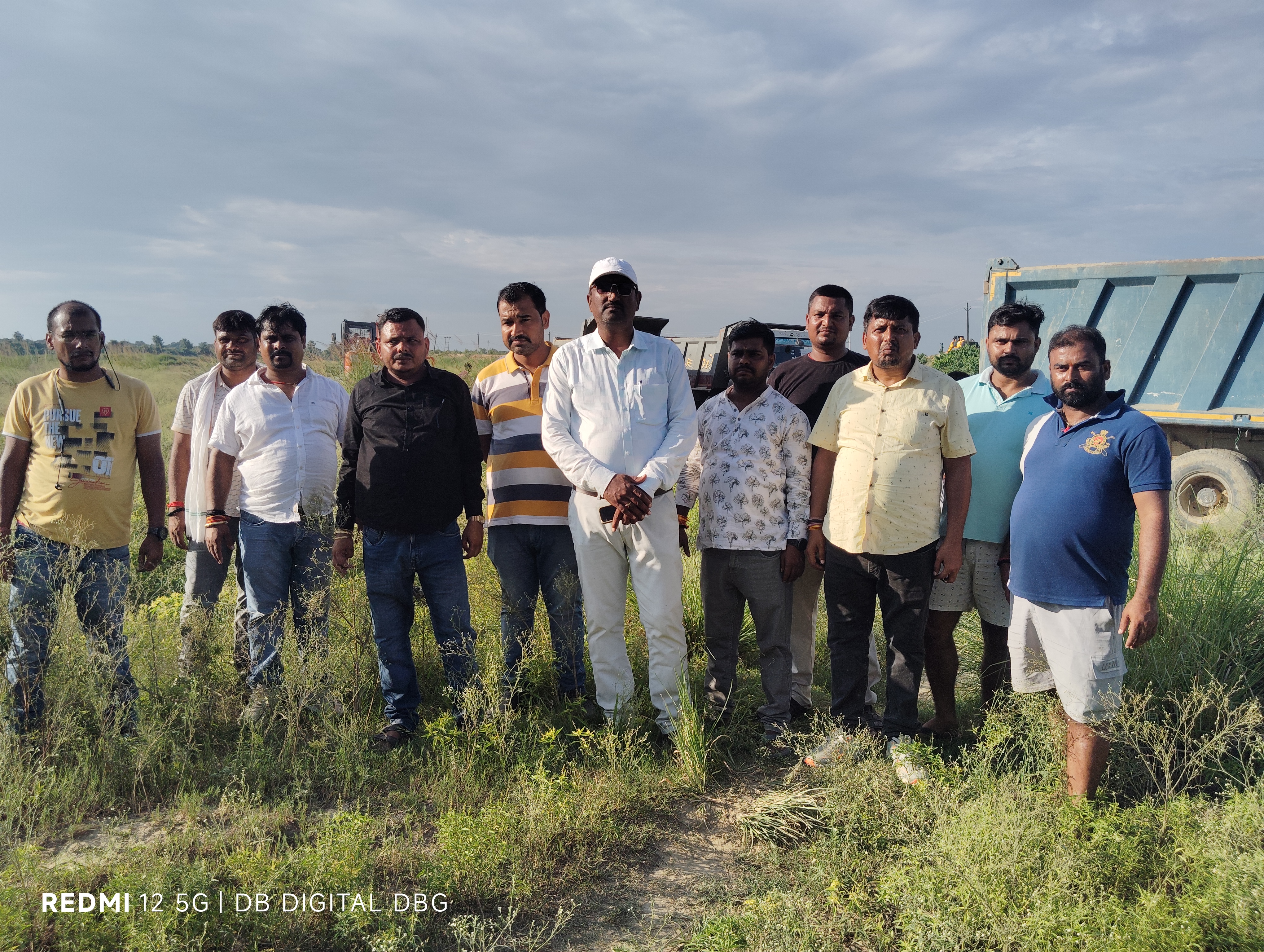 अवैध मिट्टी खनन का विरोध करते हुए स्थानीय लोग।