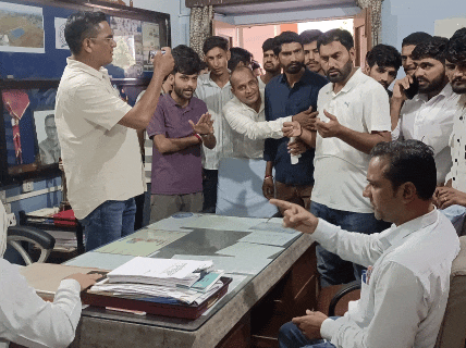 शनिवार को SFI प्रदेशाध्यक्ष विजेंद्र ढाका के नेतृत्व में सीकर की SK स्कूल पहुंचे थे, जहां कार्यकर्ताओं ने ज्ञापन सौंपकर कथित रूप से होने वाली प्रतियोगी परीक्षा को रुकवाने की मांग की है।