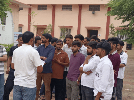 सीकर में शनिवार को छात्र संगठन SFI ने सरकाकरी स्कूलों में पहुंचकर कथिर रूप से RSS की किताबों से कराई जा रही प्रतियोगी परीक्षा का विरोध किया है।