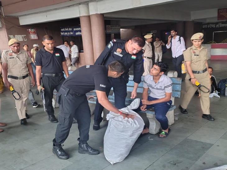 पुलिस ने बस स्टैंड, रेलवे स्टेशन और स्टेडियम में की चेकिंग; यात्रियों के बैग जांचे|रोहतक,Rohtak - Dainik Bhaskar