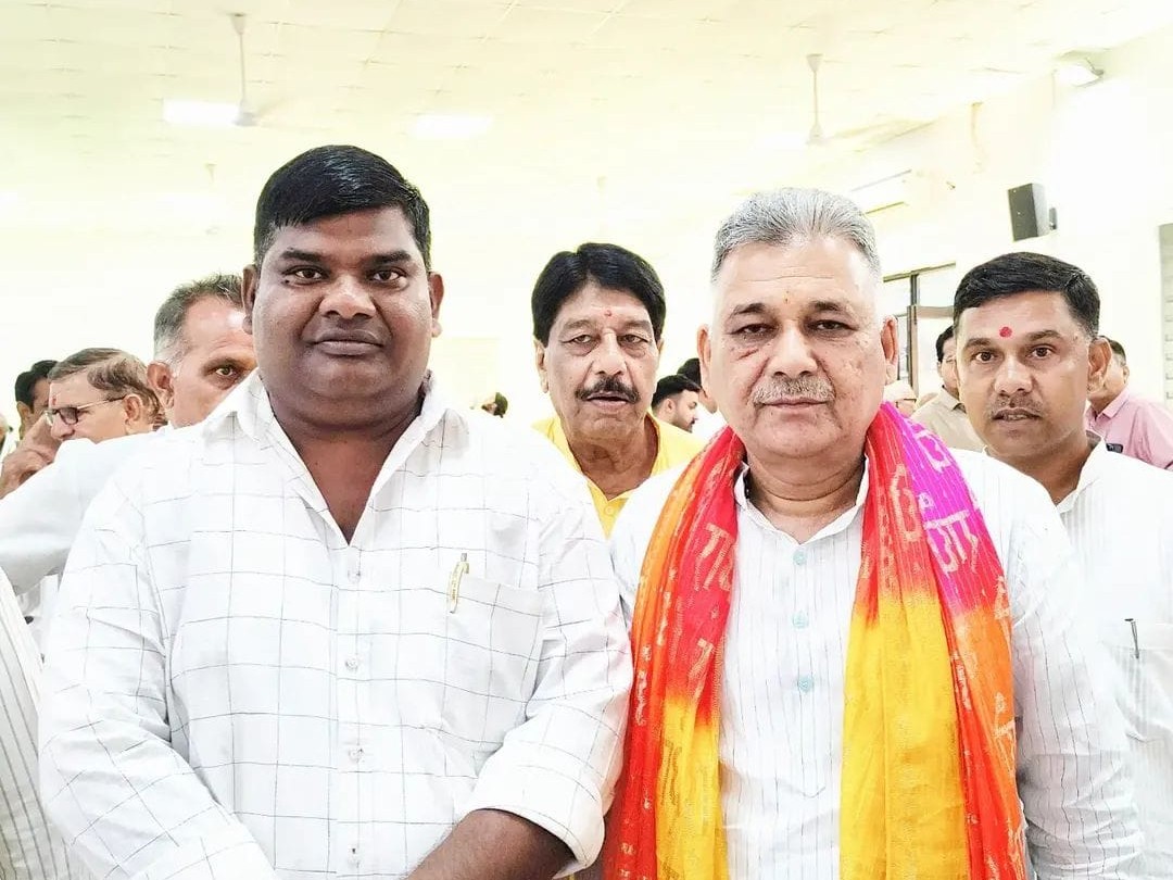 उच्च शिक्षा मंत्री के साथ आरोपी जगदीश मालवीय।