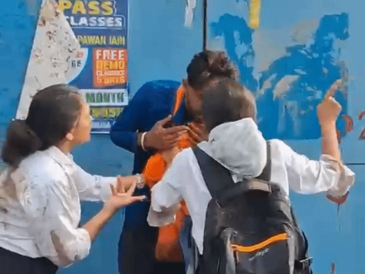 सड़क पर बाइक सवार झपट्टा मार को पकड़ने के बाद पीटती दो बहनें अर्पिता व रसिता अग्रवाल। - Dainik Bhaskar