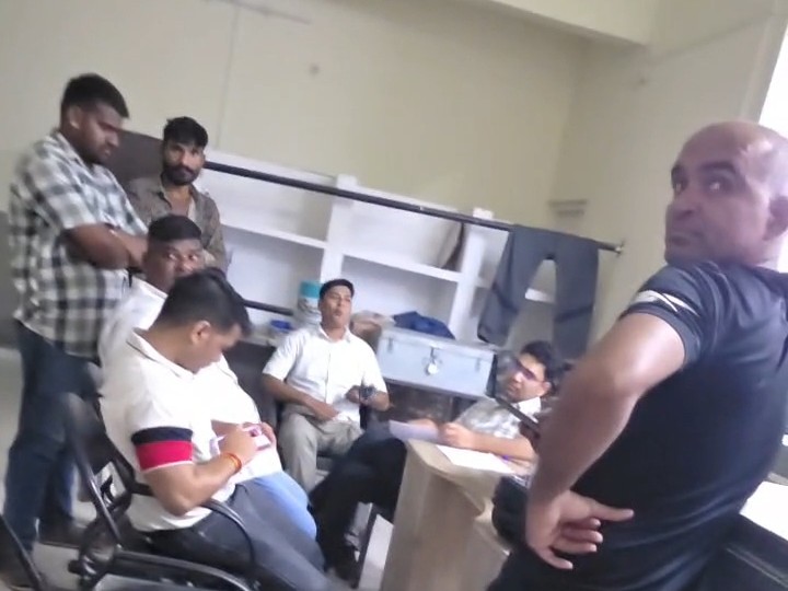 शाजापुर में आरोपी को गिरफ्तार करती पुलिस टीम।