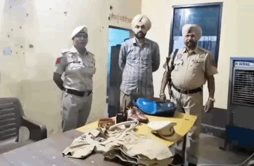 पोलिसांनी महिलेकडून वस्तू जप्त केल्या