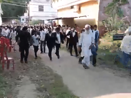पुलिसकर्मियों ने भीड़ को खदेड़ा। इस दौरान अफरा-तफरी का माहौल हो गया।