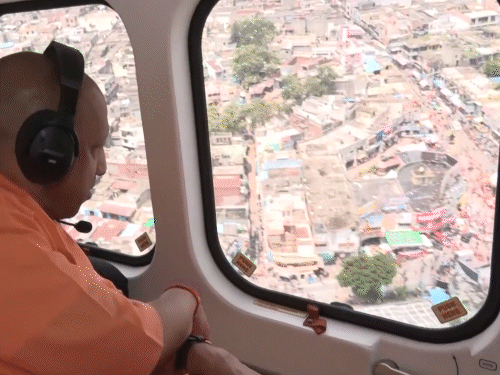 सीएम योगी ने मेरठ में हेलीकॉप्टर से कांवड़ रूट का जायजा लिया।