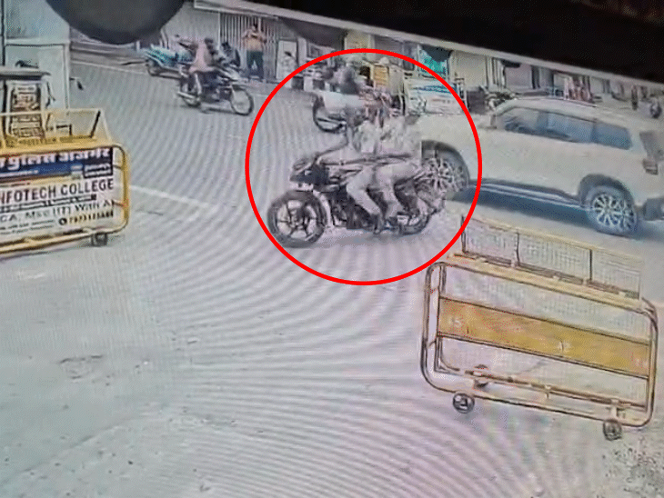 टक्कर के बाद दोनों पुलिसकर्मी सड़क पर गिरते हुए।