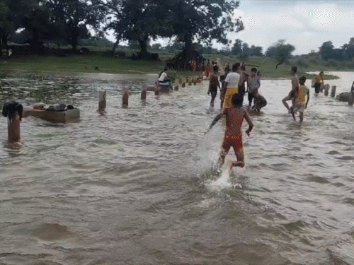 खगड़िया में बाढ़ के पानी में मस्ती करते बच्चे।