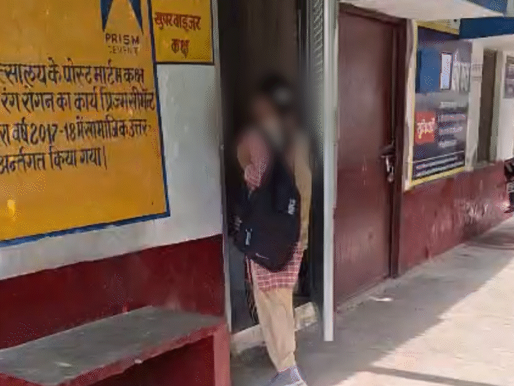 स्कूल यूनिफॉर्म में बैग लिए मॉर्चुरी में प्रवेश करती छात्रा।