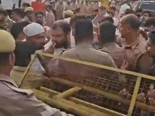 पुलिसवालों ने थप्पड़ बरसाए, बंदूक की बट मारी, गम के बीच हंगामे की कहानी का VIDEO|उत्तरप्रदेश,Uttar Pradesh - Dainik Bhaskar
