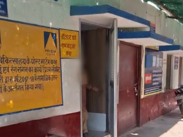 दोनों छात्राएं करीब पौने दो घंटे बाद मॉर्चुरी से बाहर निकलीं।