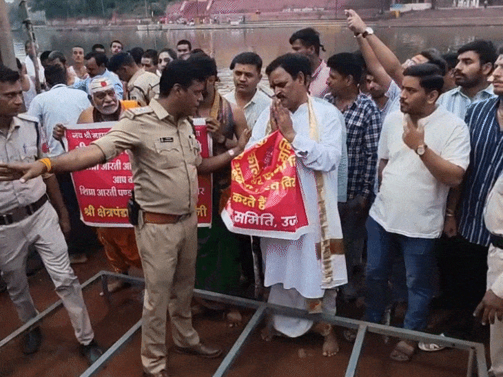 पंडा समिति ने महाकाल मंदिर समिति की ओर से आरती कराने का विरोध किया।