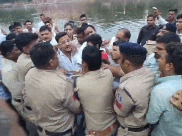 7 अगस्त को पंडा समिति ने महाकाल मंदिर समिति के बटुकों को आरती करने से रोका तो पुलिस ने बलपूर्वक पंडों को हटाया।