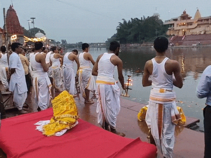 शुक्रवार को रामघाट पर दूसरी जगह महाकाल मंदिर समिति के बटुकों से आरती कराई