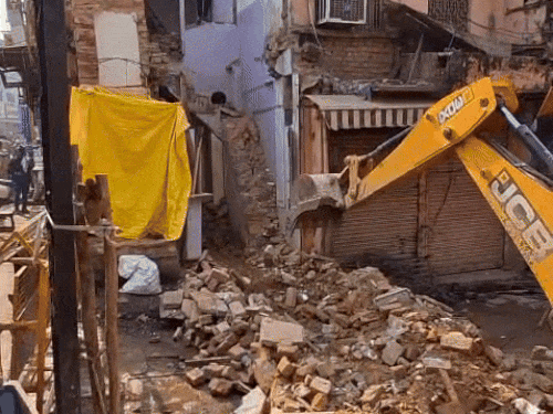 जेसीबी और पोकलैंड मशीन से किया गया ध्वस्तीकरण।
