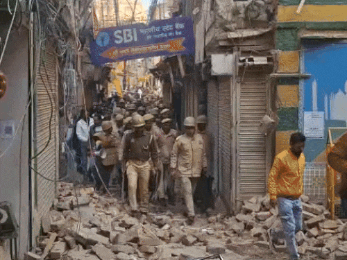भारी पुलिस फोर्स के साथ दालमंडी में जुलाई 2026 तक चला ध्वस्तीकरण का काम।