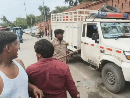 सिविल अस्पताल में गाड़ी को तोड़ता एक युवक।