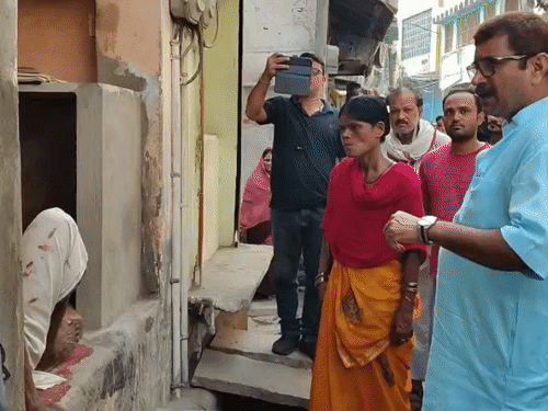 विधायक डॉ. नीलकंठ तिवारी भी घटनास्थल पर पहुंचे। घायलों, आसपास के लोगों व पुलिस अधिकारियों से घटना की जानकारी ली।