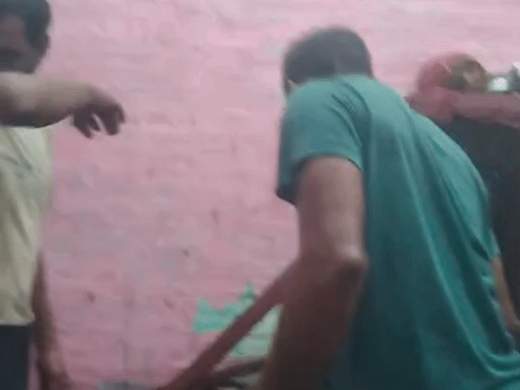 फतेहाबाद जिले के गांव दहमन में बारिश की वजह से ग्रामीण जिले सिंह के मकान की कच्ची छत गिर गई।