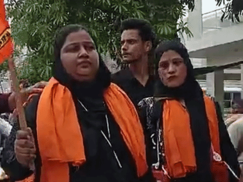 भगवा झंडा लेकर चल रहीं, हरिद्वार से गंगा जल भरा; देखिए VIDEO|उत्तरप्रदेश,Uttar Pradesh - Dainik Bhaskar