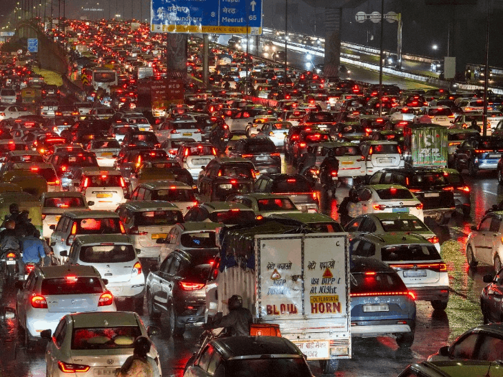 दिल्ली के कई इलाकों में बारिश के बाद ट्रैफिक जाम में गाड़ियां फंस गईं।