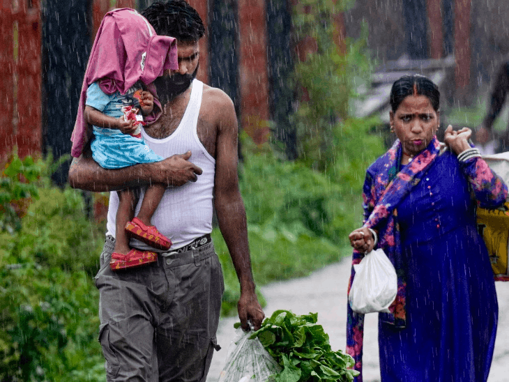 दिल्ली में बारिश का पानी सड़कों पर भर गया, जिससे आम जनजीवन प्रभावित हुआ।