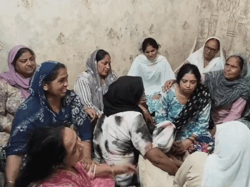 हरजिंदर की मौत के बाद घर पर विलाप करते हुए परिजन।