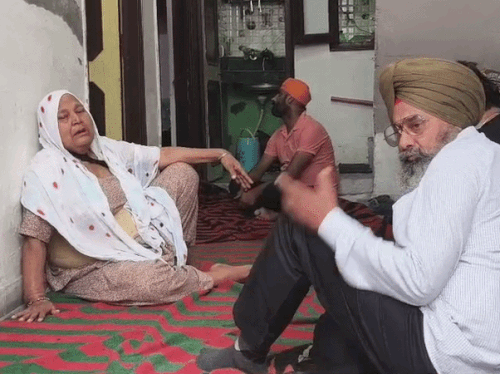 हरजिंदर अपने परिवार को इकलौता बेटा था। घर पर विलाप करते हुए परिजन।