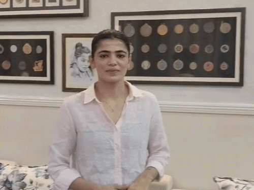 सिरसा के जोधकां स्थित गांव में अपने घर पर मेडल के साथ हॉकी प्लेयर सविता पूनिया।