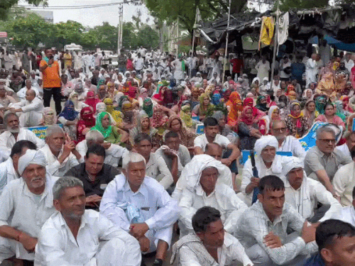 हिसार के लघु सचिवालय के सामने रोड पर धरने पर बैठे परिजन व खाप के लोग।