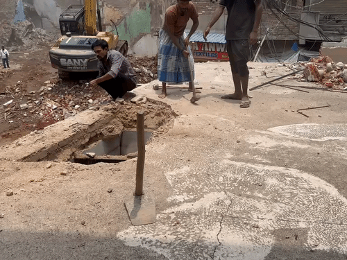 दालमंडी में 27 जुलाई को आपसी सहमित के बाद लंगड़े हाफिज मस्जिद का भी चौड़ीकरण की जद में आ रहा हिस्सा तोड़ना शुरू किया गया।
