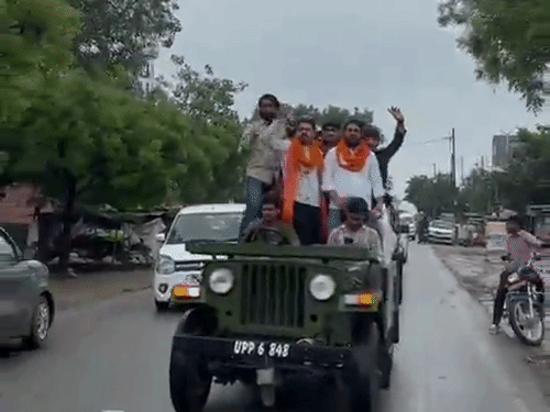 A roadshow of about 7 kilometers was taken out from the district headquarters to Naithla village. Both rode in an open jeep, chanting slogans.