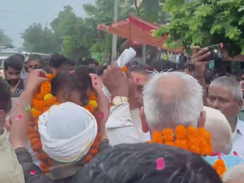 BJP District President Vikas Chauhan, along with a large number of party workers, welcomed both by garlanding them.