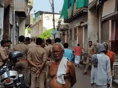 हत्या की वारदात के बाद मौके पर पुलिस तैनात कर दी गई है। पुलिस अफसरों ने आसपास के लोगों से पूछताछ भी की।