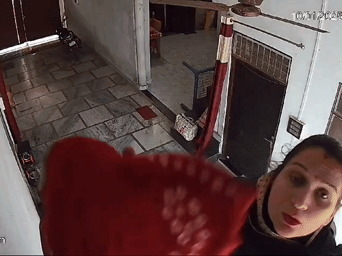 दरोगा के घर में लगे CCTV कैमरों को ढंकती हुई कैद हुई थी दिव्यांशी