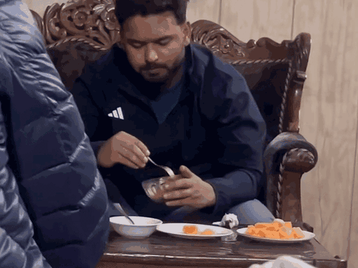 दो महीने पहले आदि कैलाश यात्रा के दौरान नाबी गांव स्थित एक होम स्टे में स्थानीय उत्पादों का स्वाद लेते ऋषभ पंत।