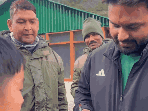 दो महीने पहले आदि कैलाश यात्रा के दौरान ITBP जवानों और स्थानीय लोगों से मिले ऋषभ पंत। इस दौरान उन्होंने लोगों को ऑटोग्राफ दिए और उनके साथ तस्वीरें भी खिंचवाईं।