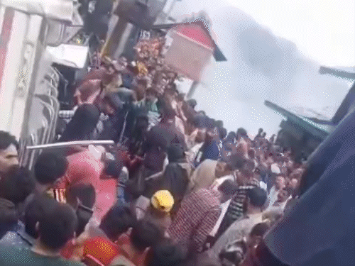 जेसीबी की मदद से बस को सड़क पर से हटाया गया।