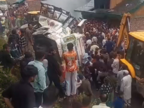 चंबा जिला के तीसा-बैरागढ़ मुख्य मार्ग पर सुबह एक निजी बस दुर्घटनाग्रस्त हो गई। - Dainik Bhaskar