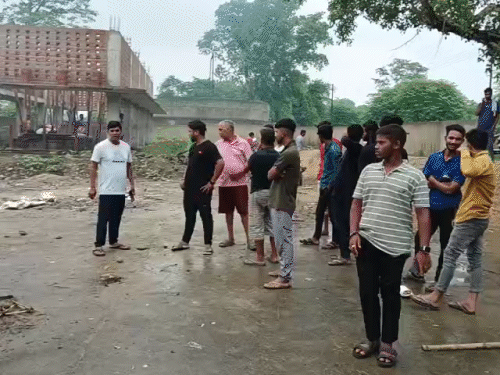 इस पर स्थानीय लोगों ने आपत्ति करते हुए जमकर बवाल मचाया।
