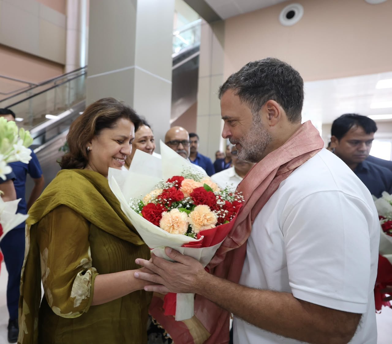 एयरपोर्ट पर राहुल गांधी का कांग्रेस नेता सुप्रिया श्रीनेत समेत कई नेताओं ने स्वागत किया।