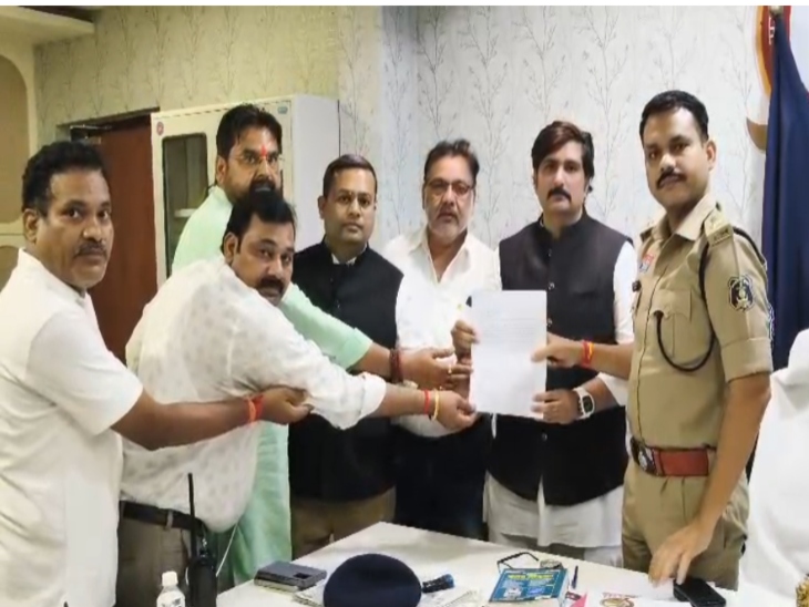 सोशल मीडिया में पोस्ट करने और कमेंट करने वाले आरोपियों के खिलाफ शिकायत करते हुए बीजेपी पदाधिकारी।