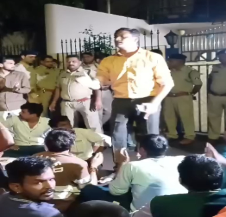 क्रिश्चियन फोरम के पदाधिकारी अरुण पन्नालाल के घर के बाहर प्रदर्शन करते हुए छत्तीसगढ़ बजरंग दल के पदाधिकारी-कार्यकर्ता।