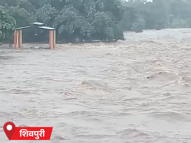 पिछोर में रात 1 से 3 बजे तक हुई भारी बारिश के बाद महुअर नदी का जल स्तर बढ़ गया।