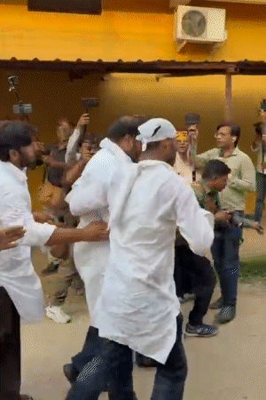 भाई अहजम रोते हुए शव लेकर कब्रिस्तान पहुंचा।