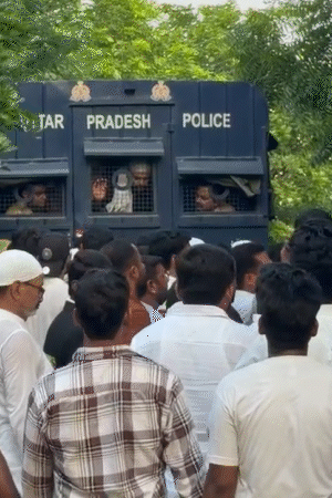 जब अबान के शव को उतारा जा रहा था, उससे थोड़ी दूर अली पुलिस वैन में मौजूद था। उसने वहां मौजूद लोगों को समझाया कि शव को इस तरह से उतारो।